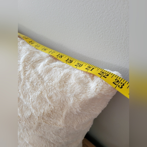 2 decorative throw pillows off white velvet faux fur textured down and synthetic - Picture 5 of 8